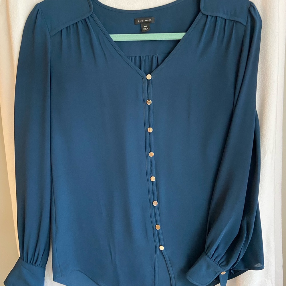 Feminine blouse with silver buttons